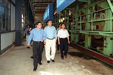 2000年9月19日，，，时任浙江省委书记张德江一行视察公司