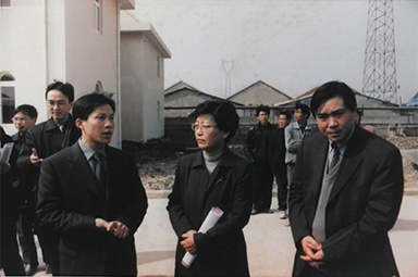 2001年2月20日，，，时任国家环保局副局长汪纪戎一行视察公司