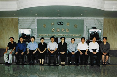 2001年6月1日，，，时任副省长叶荣宝等向导来公司检查指导“三个代表”学教活动