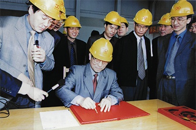 2002年4月3日，，，时任浙江省省长柴松岳视察NG电子游戏工业园