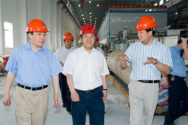 2007年5月25日，，，时任天下政协常委、经济委员会副主任、中国包装联合会会长石万鹏一行来公司视察