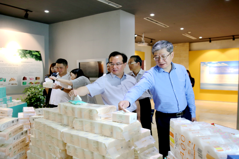 2019年 5月22日，，，时任浙江省社会组织综合党委专职副书记、省民政厅社会组织治理局局长蔡国华莅临NG电子游戏纸业调研企业生长情形和党建事情