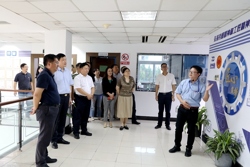 2020年7月29日，，，时任浙江省政协常委、社法委副主任、省总工会副主席、一级巡视员董建伟莅临NG电子游戏纸业调研新时代工匠培育事情
