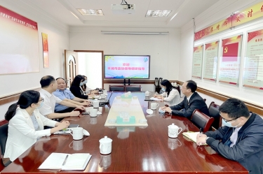 平湖市政协主席何健莅临NG电子游戏纸业全资子公司平湖景包调研走访